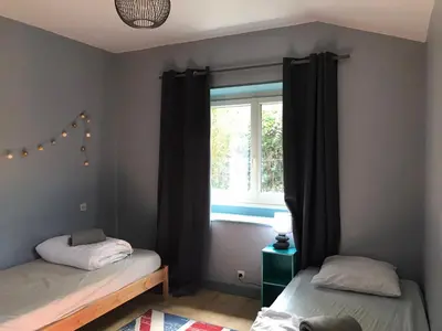 Un ou plusieurs lits dans un hébergement de l'établissement Logement de charme calme assuré