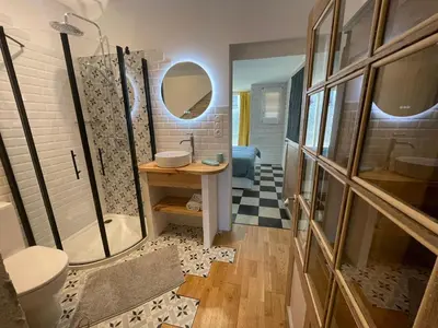 Salle de bains dans l'établissement Dans la loge de Marguerite Studio avec Sauna