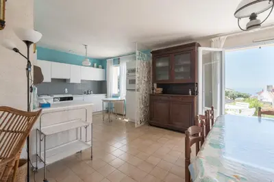Cuisine ou kitchenette dans l'établissement L'Horizon - Vue mer - Parking - Jardin
