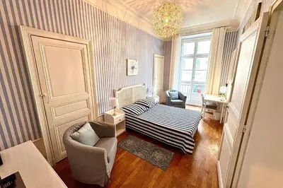 Un ou plusieurs lits dans un hébergement de l'établissement JOLI APPARTEMENT avec BALCON au coeur de NANTES !