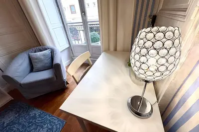 Coin salon dans l'établissement JOLI APPARTEMENT avec BALCON au coeur de NANTES !