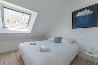 Un ou plusieurs lits dans un hébergement de l'établissement Charmant appartement proche centre-ville plage