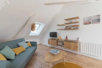 Télévision ou salle de divertissement dans l'établissement Charmant appartement proche centre-ville plage