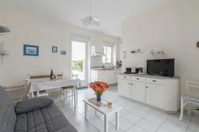 Cuisine ou kitchenette dans l'établissement La Birochère - 400 m plage - Parking