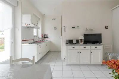 Cuisine ou kitchenette dans l'établissement La Birochère - 400 m plage - Parking