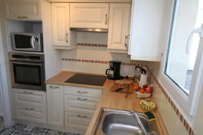 Cuisine ou kitchenette dans l'établissement Magnifique appartement T5 avec grande terrasse, à 400m de la plage