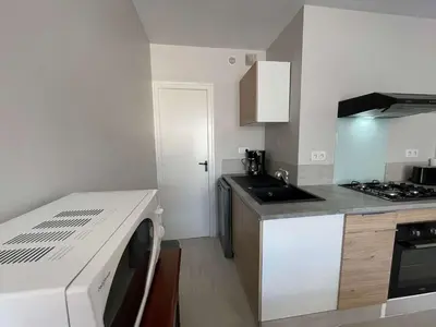 Cuisine ou kitchenette dans l'établissement Appartement rénové 2 pièces, terrasse, parking privé, proche plage et commerces - FR-1-224C-192