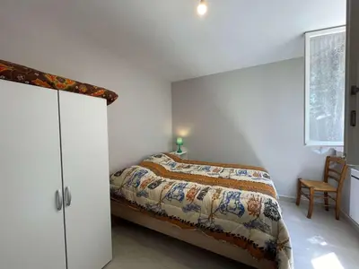 Un ou plusieurs lits dans un hébergement de l'établissement Appartement rénové 2 pièces, terrasse, parking privé, proche plage et commerces - FR-1-224C-192