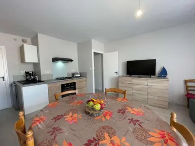 Cuisine ou kitchenette dans l'établissement Appartement rénové 2 pièces, terrasse, parking privé, proche plage et commerces - FR-1-224C-192