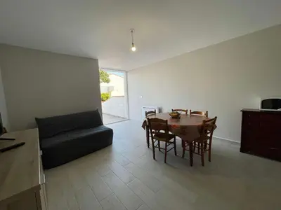 Coin salon dans l'établissement Appartement rénové 2 pièces, terrasse, parking privé, proche plage et commerces - FR-1-224C-192