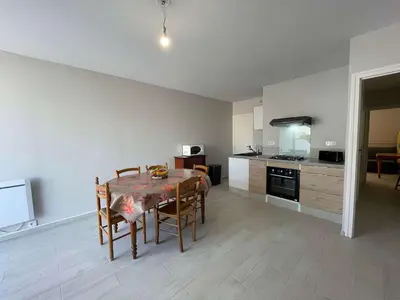 Cuisine ou kitchenette dans l'établissement Appartement rénové 2 pièces, terrasse, parking privé, proche plage et commerces - FR-1-224C-192