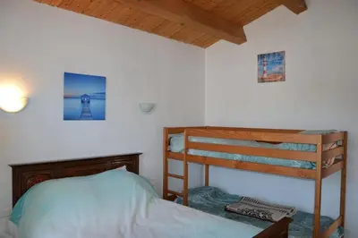 Un ou plusieurs lits dans un hébergement de l'établissement NOIRMOUTIER : LOCATION DE VACANCES POUR 8 PERSONNES À BARBÂTRE