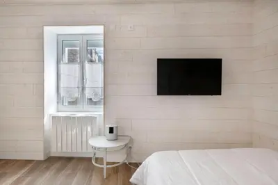 Télévision ou salle de divertissement dans l'établissement Ty Maria Havre de douceur et de calme au coeur de la ville haute de Pornic