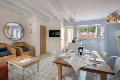 Cuisine ou kitchenette dans l'établissement Ty Maria Havre de douceur et de calme au coeur de la ville haute de Pornic