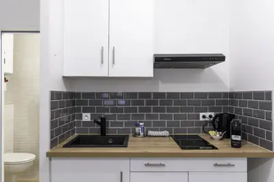 Cuisine ou kitchenette dans l'établissement le p'tit studio de Segré centre