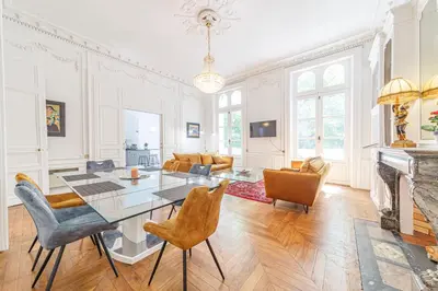 Télévision ou salle de divertissement dans l'établissement Le Roi René - XIXe siècle - Château