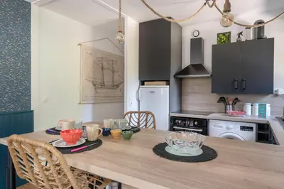 Cuisine ou kitchenette dans l'établissement Rez-de-jardin pour 3 personnes proche de la plage