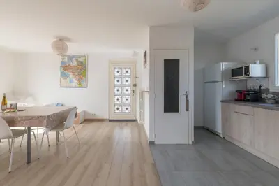 Cuisine ou kitchenette dans l'établissement La Saline - Wifi - Parking - Jardin