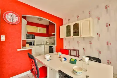Cuisine ou kitchenette dans l'établissement Valentin - 50m plage - Parking