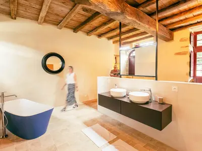 Salle de bains dans l'établissement Château historique avec jardin, spa et salle de sport, idéal pour séminaires ou séjours détente - FR-1-426-516