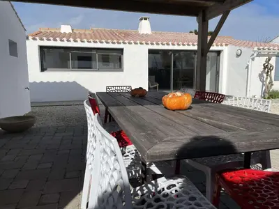 Balcon ou terrasse dans l'établissement Maison familiale 10 pers, annexe, plage 250m, wifi, parking, jardin clos, terrasse avec pergola - FR-1-224B-163