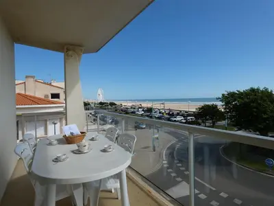 Vue générale sur la mer ou vue sur la mer prise depuis l'appartement