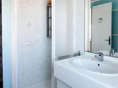 Salle de bains dans l'établissement Appartement 3 chambres avec grand balcon et garage proche du casino - FR-1-323-260