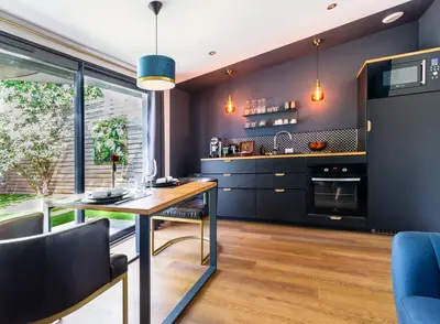 Cuisine ou kitchenette dans l'établissement Nuit confort avec Balnéo XXL privative et Climatisation