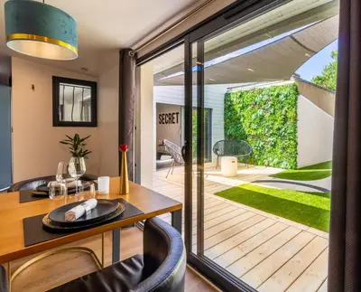 Coin salon dans l'établissement Nuit confort avec Balnéo XXL privative et Climatisation