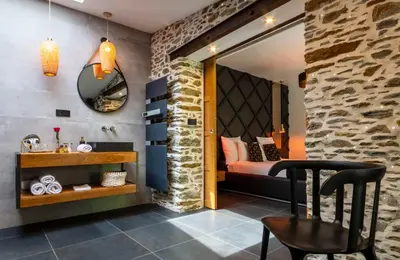 Coin salon dans l'établissement Nuit confort avec Balnéo XXL privative et Climatisation