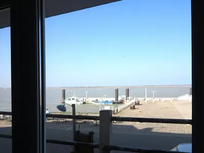 Vue générale sur la mer ou vue sur la mer prise depuis l'appartement