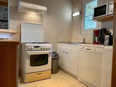 Cuisine ou kitchenette dans l'établissement Gîte rénové au calme avec jardin, terrasse et accès à une plage aménagée - FR-1-306-1219