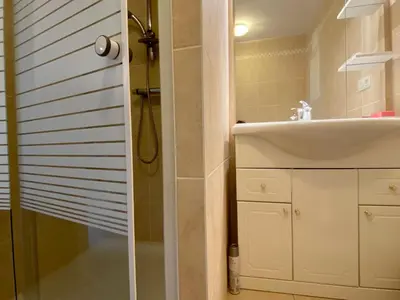 Salle de bains dans l'établissement Gîte rénové au calme avec jardin, terrasse et accès à une plage aménagée - FR-1-306-1219
