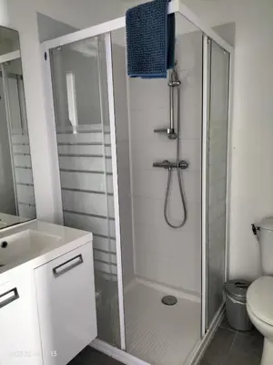 Salle de bains dans l'établissement 2 SDB - 2 Chambres - 1 lit d'appoint enfants