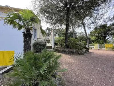 Jardin de l'établissement Maison lumineuse avec jardin près de la plage - 4 couchages, quartier calme, St Brévin L'Océan - FR-1-364-136