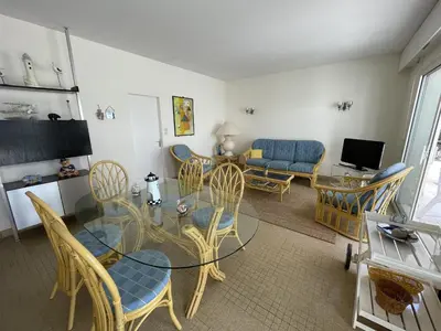 Télévision ou salle de divertissement dans l'établissement Maison lumineuse avec jardin près de la plage - 4 couchages, quartier calme, St Brévin L'Océan - FR-1-364-136