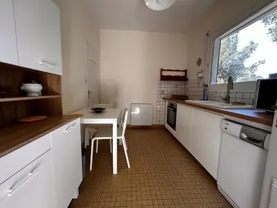 Cuisine ou kitchenette dans l'établissement Maison lumineuse avec jardin près de la plage - 4 couchages, quartier calme, St Brévin L'Océan - FR-1-364-136