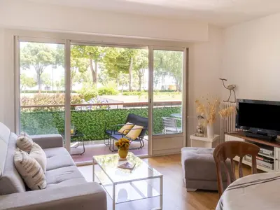 Télévision ou salle de divertissement dans l'établissement Apartment Les Pêcheries by Interhome