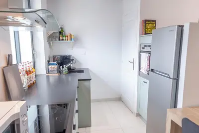 Cuisine ou kitchenette dans l'établissement Maison avec terrasse plein sud à 7 min de la gare
