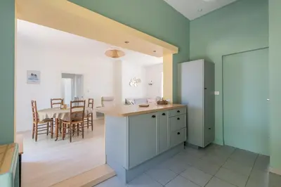 Cuisine ou kitchenette dans l'établissement La Gilda - 350m de la mer - Wifi