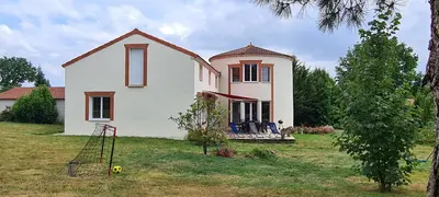 Jardin de l'établissement Splendide gîte La Tour Blanche 12min du Puy du Fou