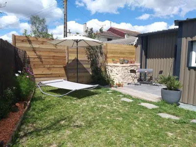 Jardin de l'établissement GITE AMERICAN DINER sur la site THE FARM OUEST capacité 7 personnes