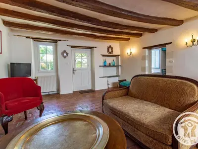 Télévision ou salle de divertissement dans l'établissement Charmante maison avec jardin clos près de la rivière Louet - FR-1-622-37