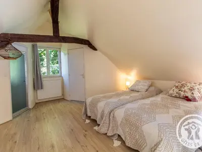 Un ou plusieurs lits dans un hébergement de l'établissement Charmante maison avec jardin clos près de la rivière Louet - FR-1-622-37