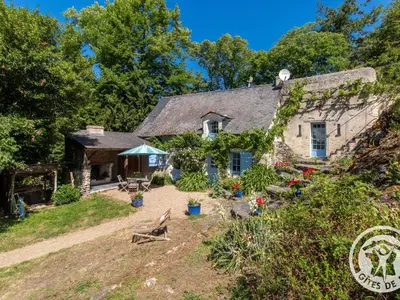 Jardin de l'établissement Charmante maison avec jardin clos près de la rivière Louet - FR-1-622-37