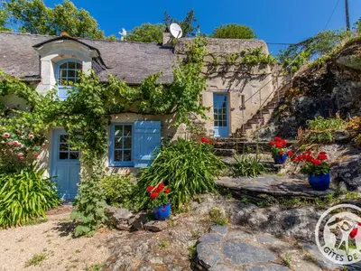 Jardin de l'établissement Charmante maison avec jardin clos près de la rivière Louet - FR-1-622-37