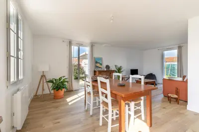 Télévision ou salle de divertissement dans l'établissement Maison moderne pour 5 personnes à Noirmoutier