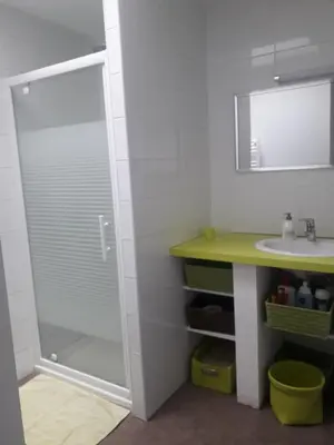 Salle de bains dans l'établissement L' ART CHAMP BEAU
