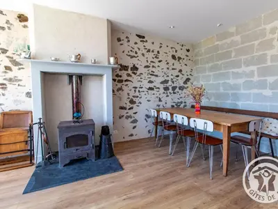 Coin salon dans l'établissement Maison Authentique sur 3 Niveaux avec Terrasse et Vue Loire - FR-1-622-38