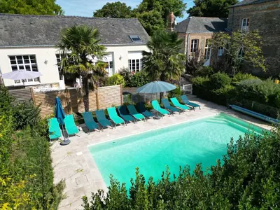 Piscine de l'établissement LA RECREATION _ Ancienne école de 1850 rénovée en maison d'hôtes ou située à proximité